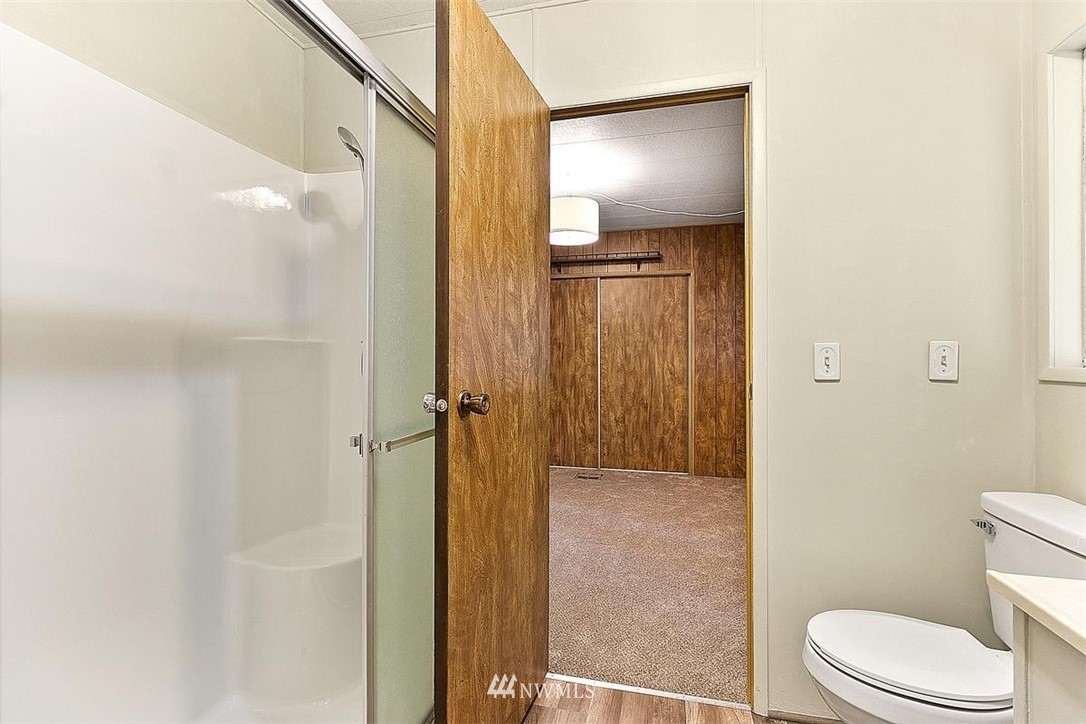 201 Union Avenue Southeast, Unit 135 Renton, WA 98059 - Photo 25 of 33 an empty room with window and mirror