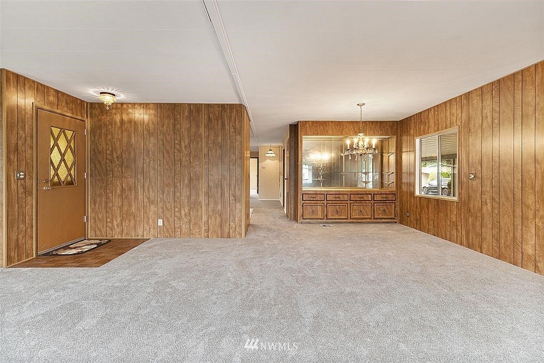 201 Union Avenue Southeast, Unit 135 Renton, WA 98059 - Photo 5 of 33 a view of an empty room with a window