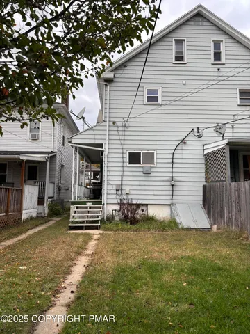 a view of entryway with workspace