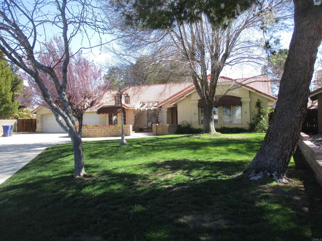 a view of a house with yard and tree s