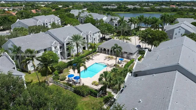 $2,600 | 677 Southwest 111th Avenue, Unit 303, Pembroke Pines, FL 33025