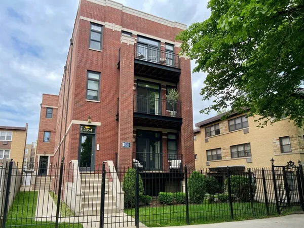 $2,600 | 2054 West Chase Avenue, Unit 2S, Chicago, IL 60645