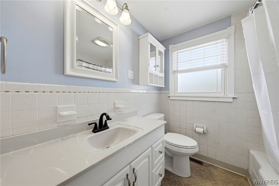 212 Treadwell Road Tonawanda, NY 14150 - Photo 11 of 39 1st floor bathroom with bathtub