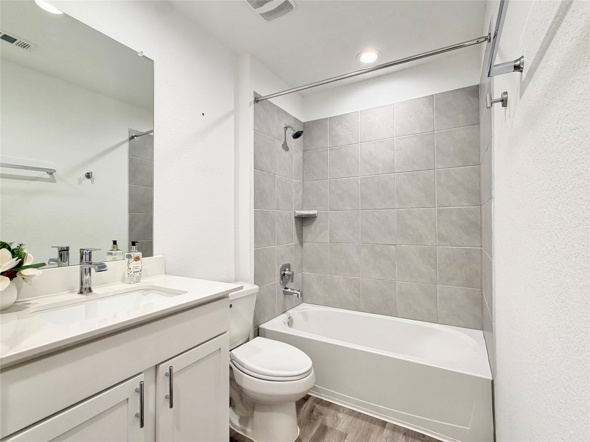 41 Desert Spring Lane Manvel, TX 77578 - Photo 12 of 18 Second full bathroom with builtins for storage.