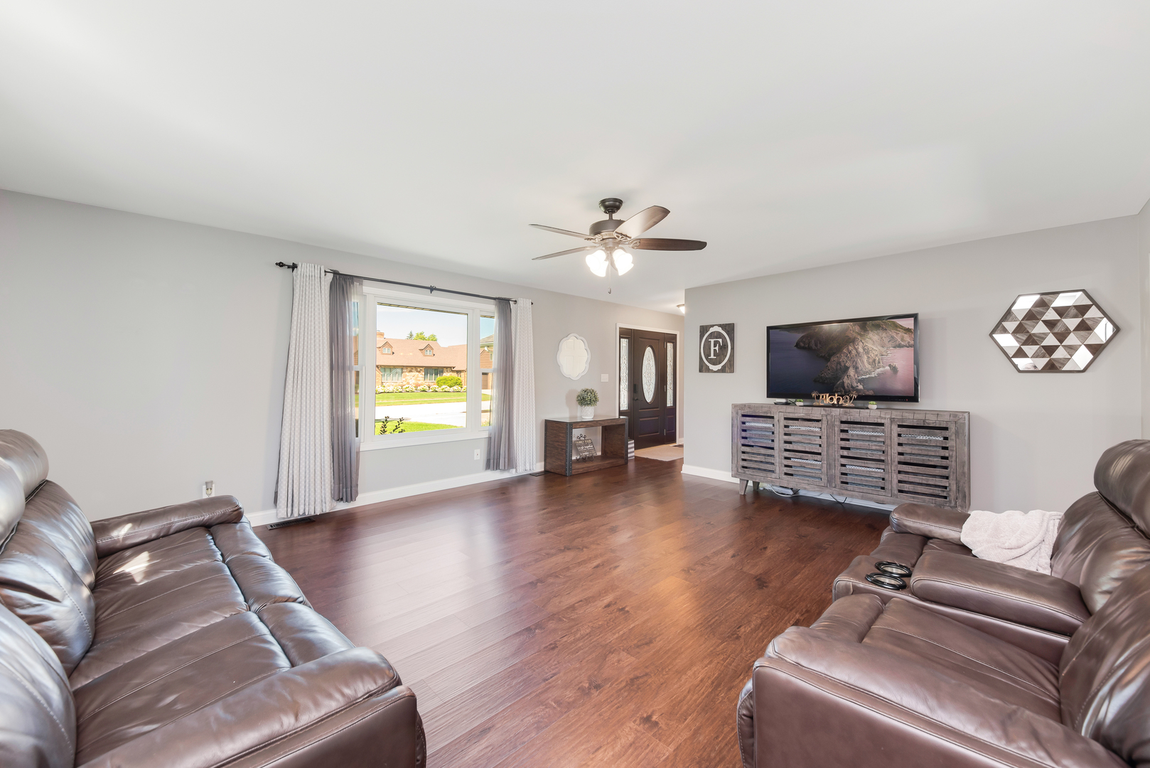 200 Beechwood Drive Minooka, IL 60447 - Photo 2 of 26 a living room with furniture and wooden floor