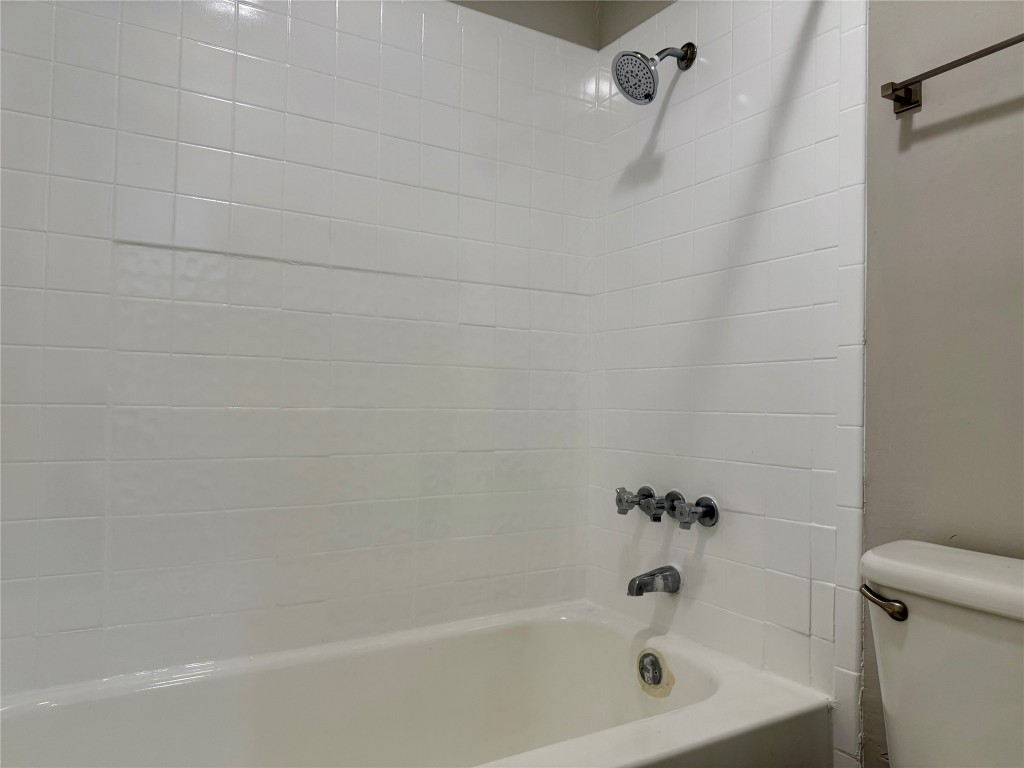 4503 Speedway, Unit 101 Austin, TX 78751 - Photo 6 of 6 a bathroom with a bathtub