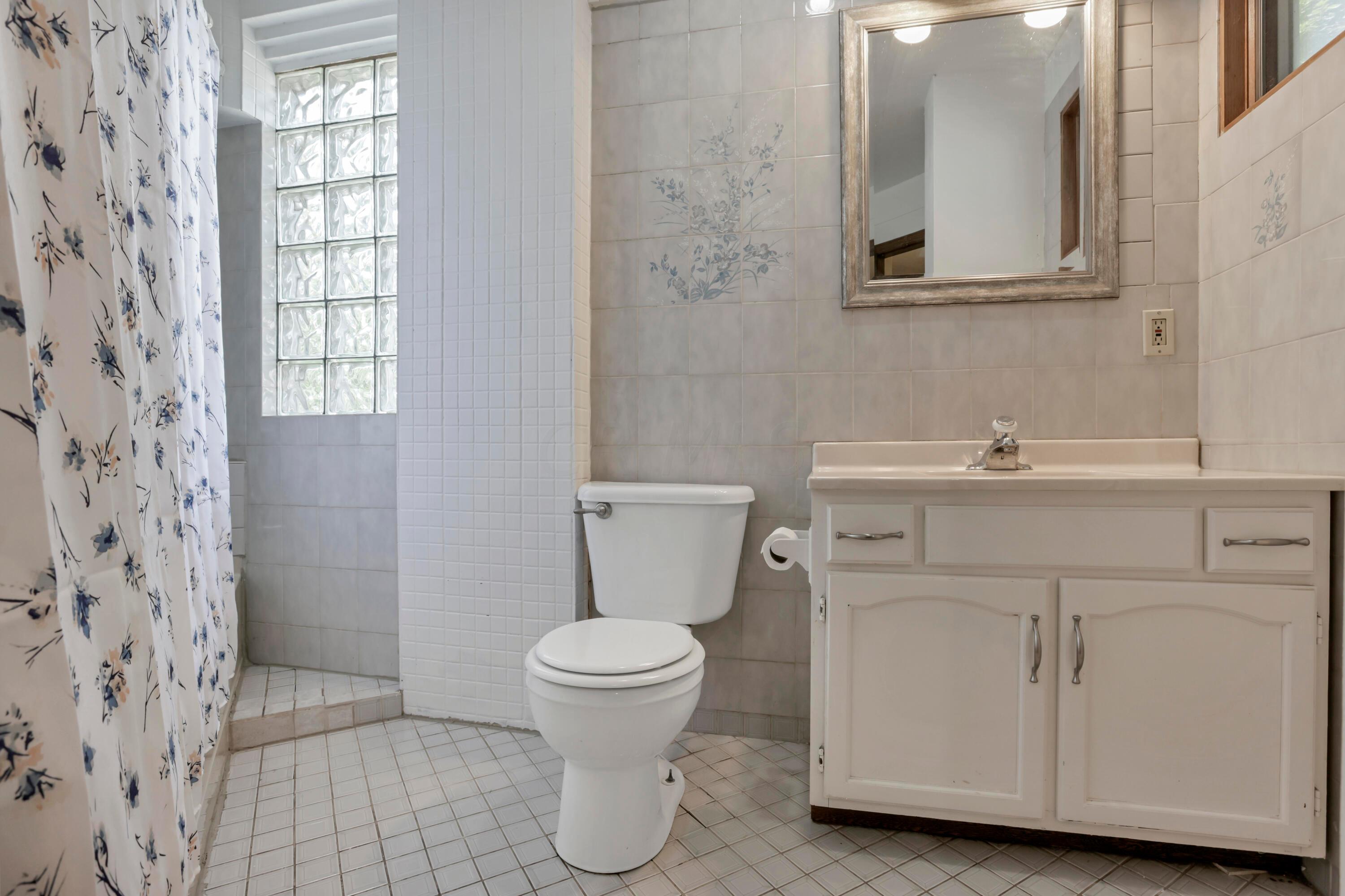 2751 Clifton Road Columbus, OH 43221 - Photo 49 of 62 Upstairs bathroom