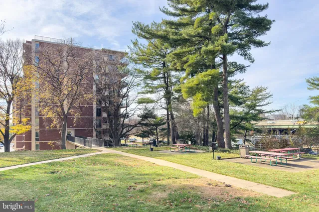 $284,888 | 1300 Army Navy Drive, Unit 124, Arlington, VA 22202