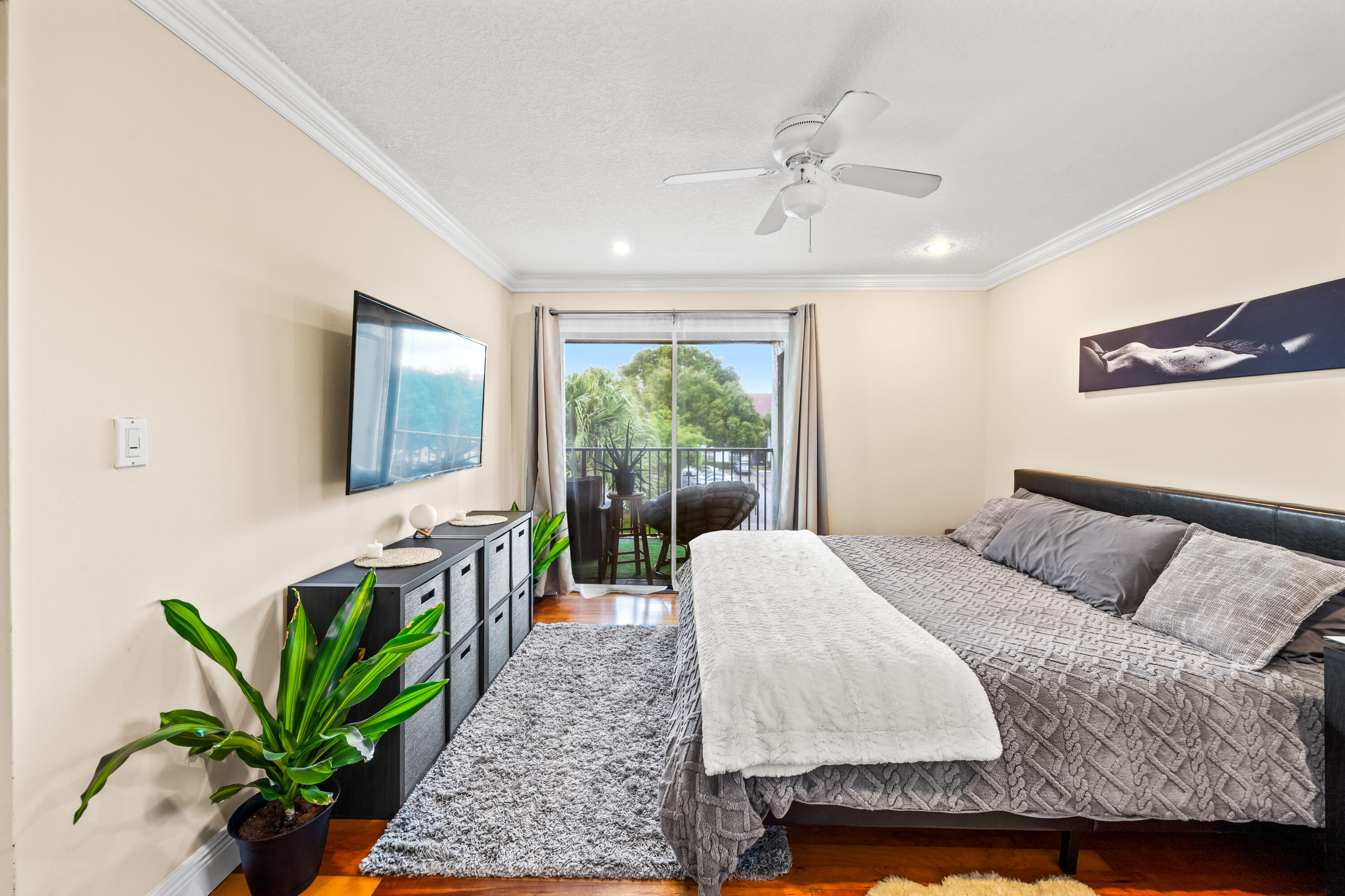 550 South Park Road, Unit 318 Hollywood, FL 33021 - Photo 12 of 27 a bedroom with a bed a flat screen tv and a potted plant