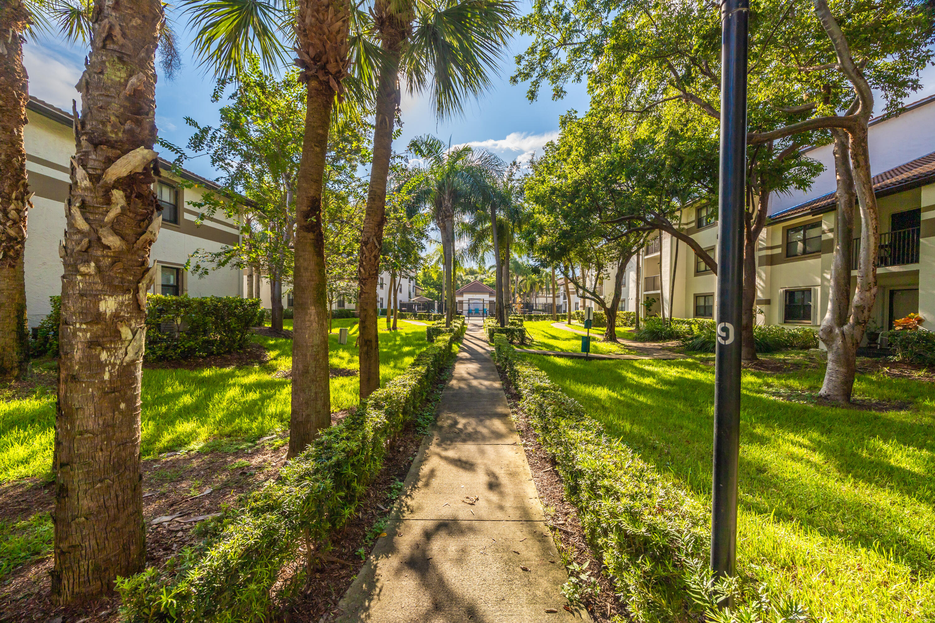 550 South Park Road, Unit 318 Hollywood, FL 33021 - Photo 21 of 27 a view of yard
