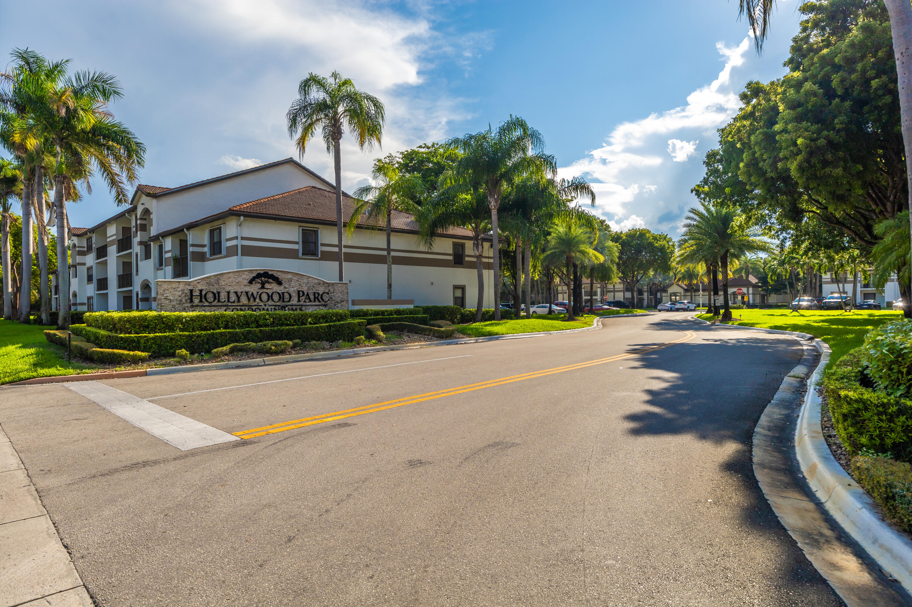 550 South Park Road, Unit 318 Hollywood, FL 33021 - Photo 25 of 27 a view of a yard in front of a house