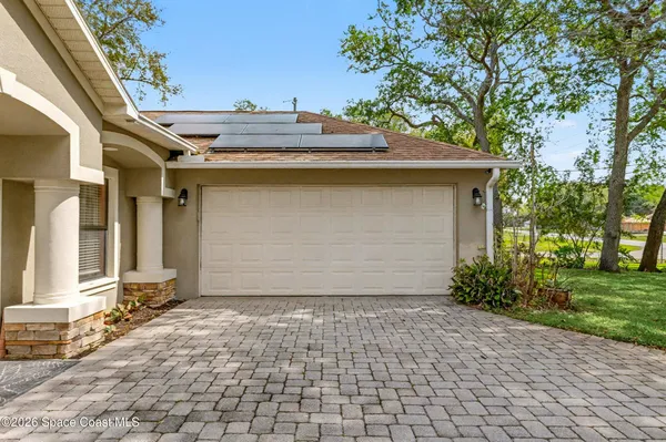 a view of a garage of the house