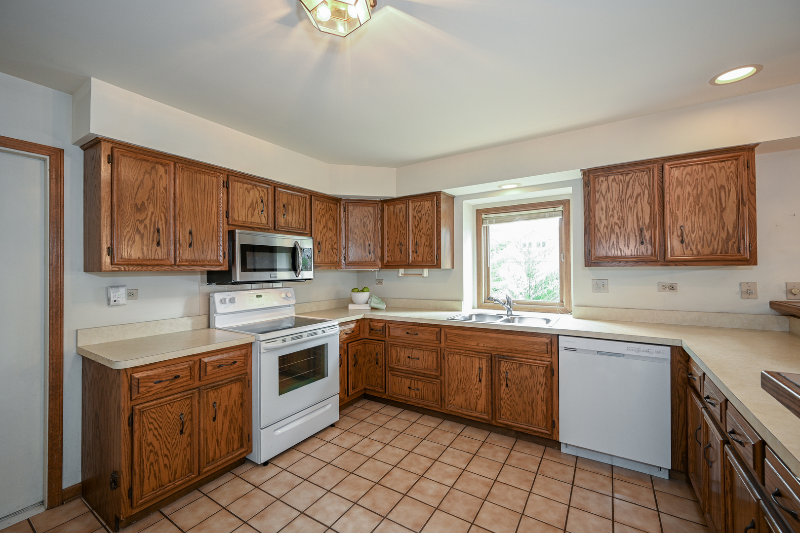 520 Renn Court Wheaton, IL 60187 - Photo 18 of 33 a kitchen with a sink stove top oven and microwave