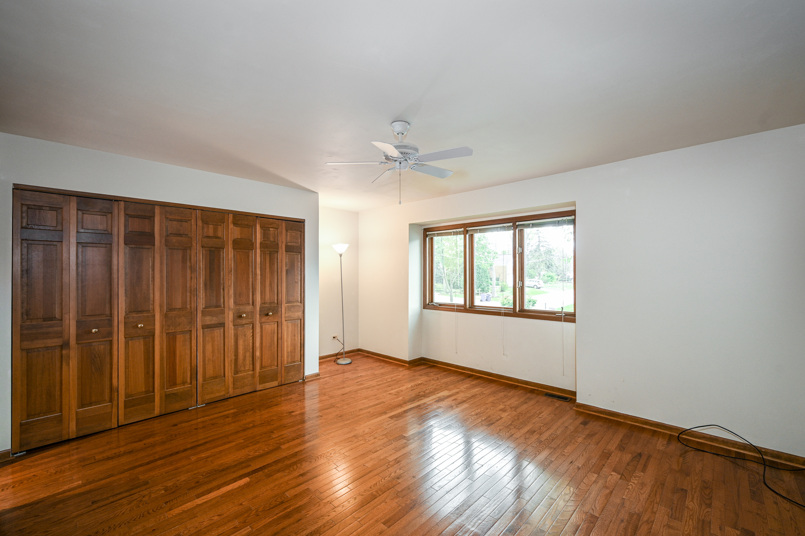 520 Renn Court Wheaton, IL 60187 - Photo 20 of 33 an empty room with wooden floor and windows