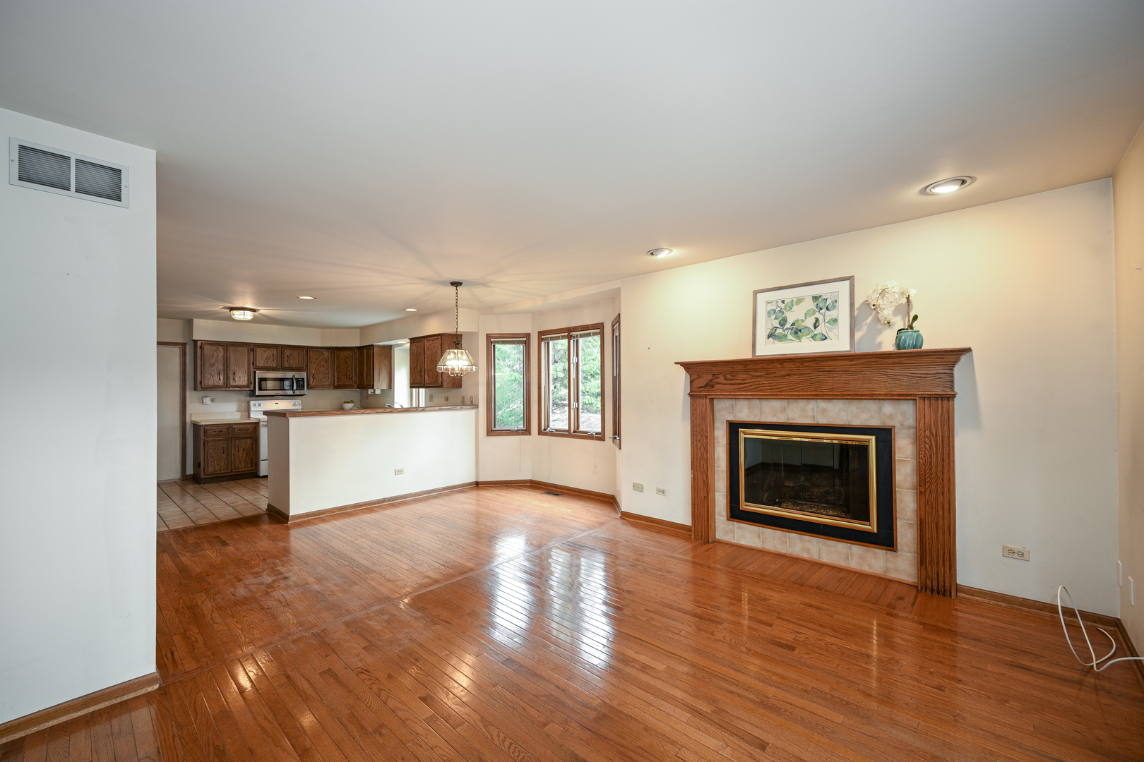 520 Renn Court Wheaton, IL 60187 - Photo 9 of 33 a view of kitchen with microwave and wooden floor