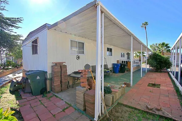 a view of a house with backyard