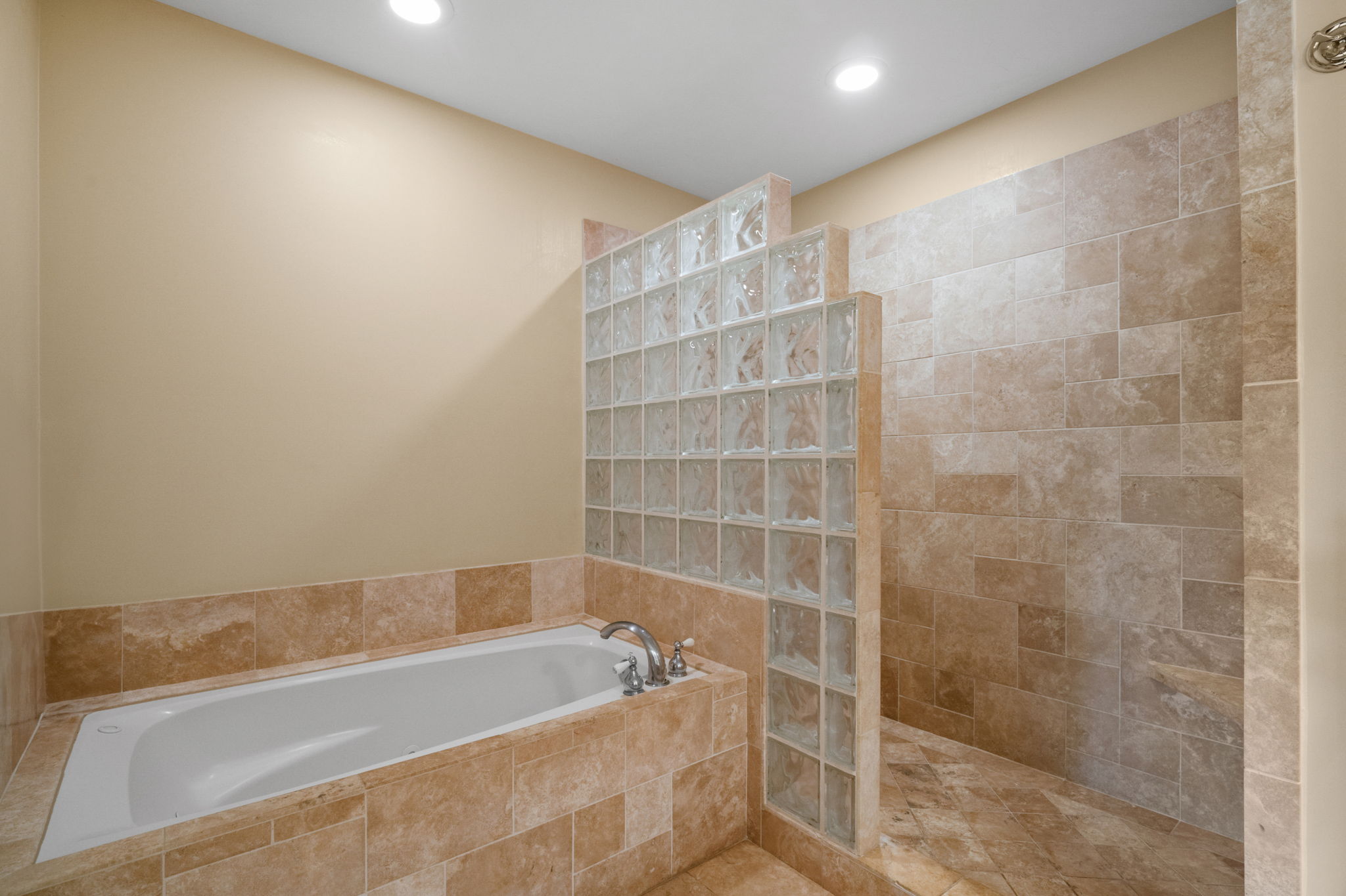 1831 Poipu Road, Unit 823 Koloa, HI 96756 - Photo 16 of 28 Gallery Image 16