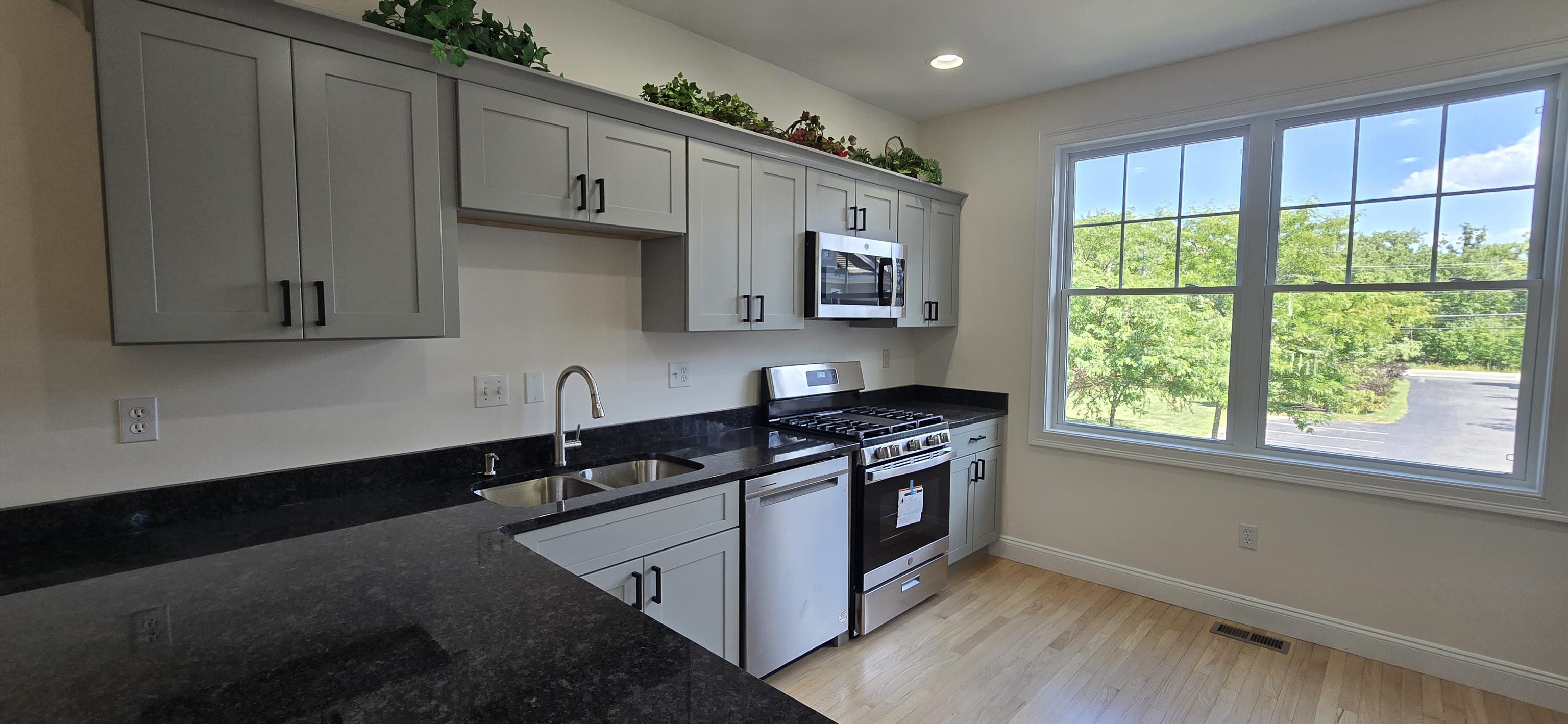 131 Court Street, Unit 9 Exeter, NH 03833 - Photo 5 of 27 Gallery Image 5