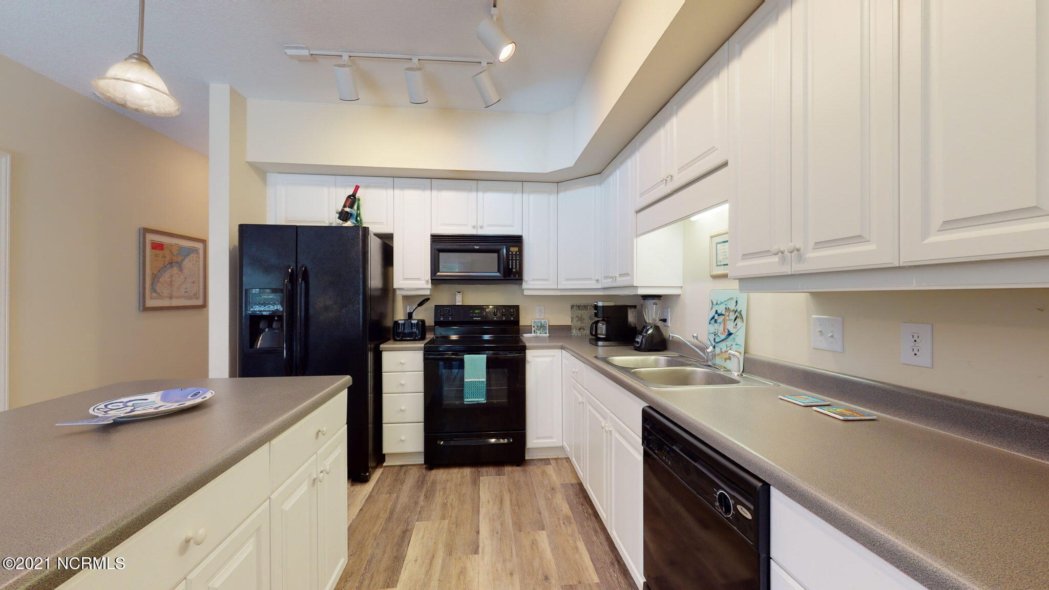 100 Lighthouse Lane, Unit B2 Cedar Point, NC 28584 - Photo 9 of 32 2b33b531-5ece-4e37-99cf-76c7dd5eff51