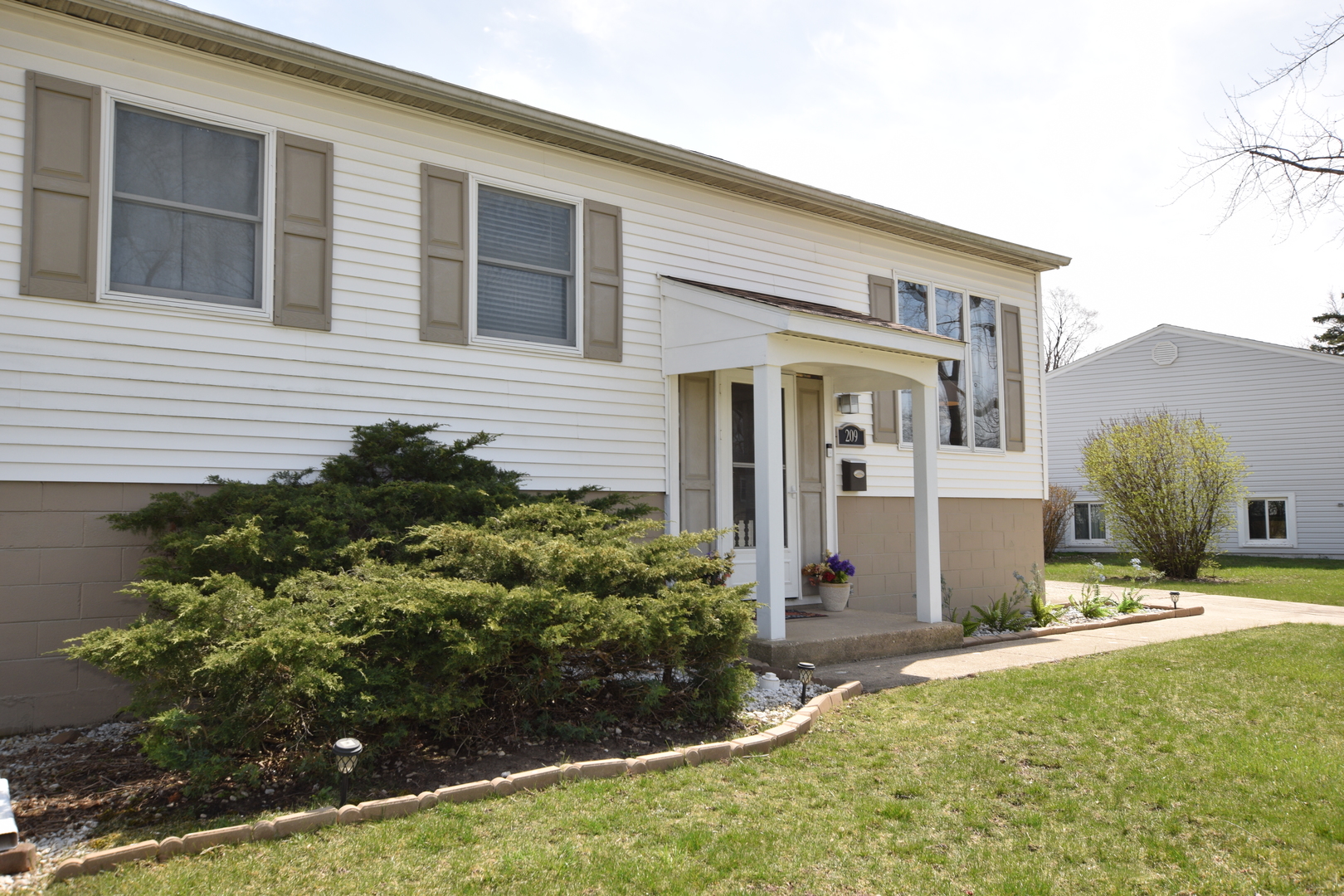 209 Ridge Circle Streamwood, IL 60107 - Photo 3 of 46