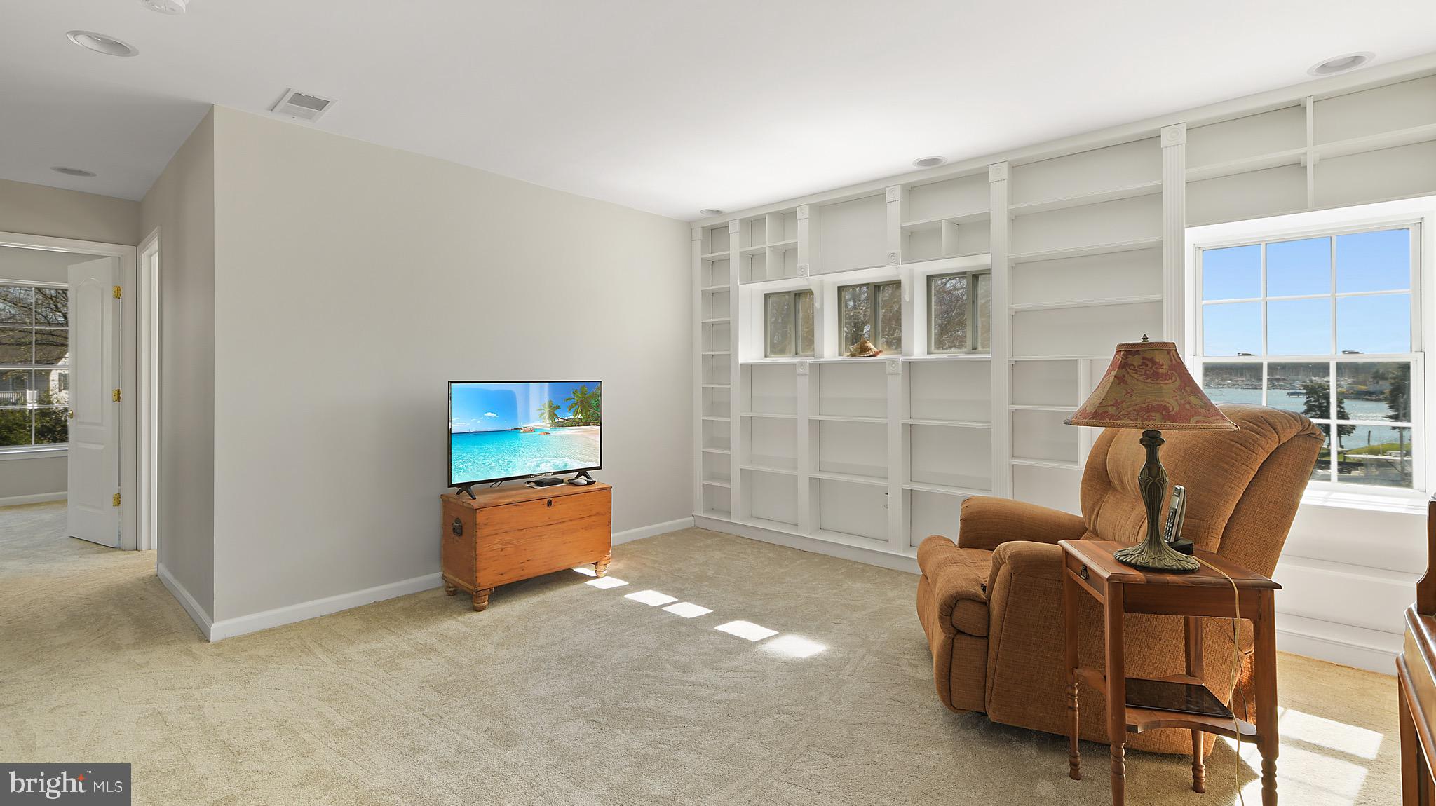 78 Johnson Road Pasadena, MD 21122 - Photo 20 of 40 Upper level tv area/library nook