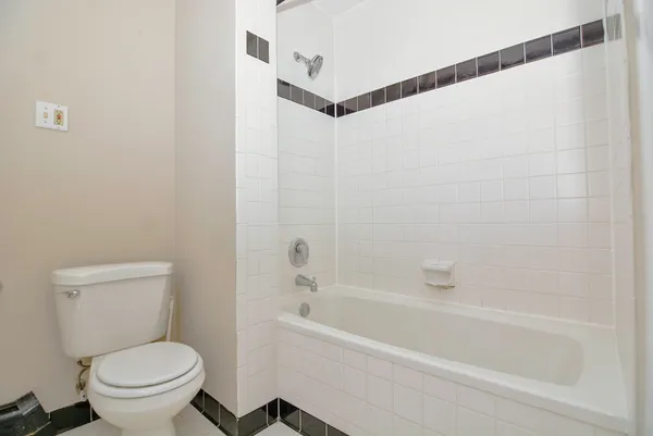 $2,800 | 1441 West Warner Avenue, Unit 1, Chicago, IL 60613