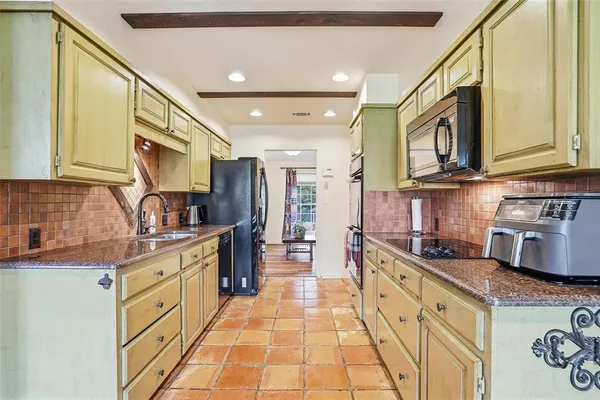 $640,000 | 7208 Tamarack Road, Benbrook, TX 76116