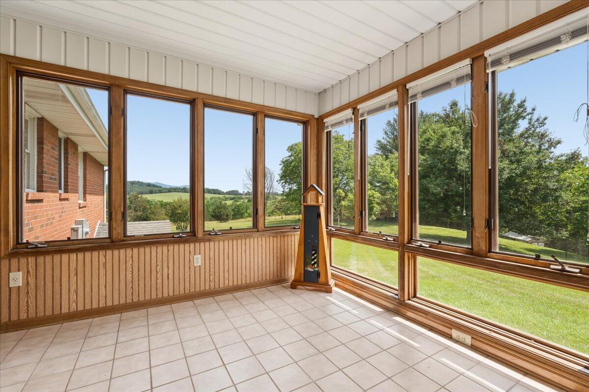 218 North Branch Road Bedford, VA 24523 - Photo 17 of 58 Sun Room