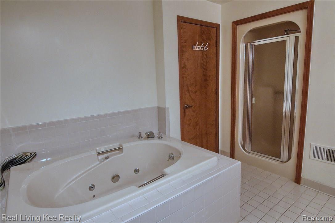 875 GreenView Court, Unit 64 Rochester, MI 48307 - Photo 19 of 31 Master_Bathroom_2nd_View.jpg