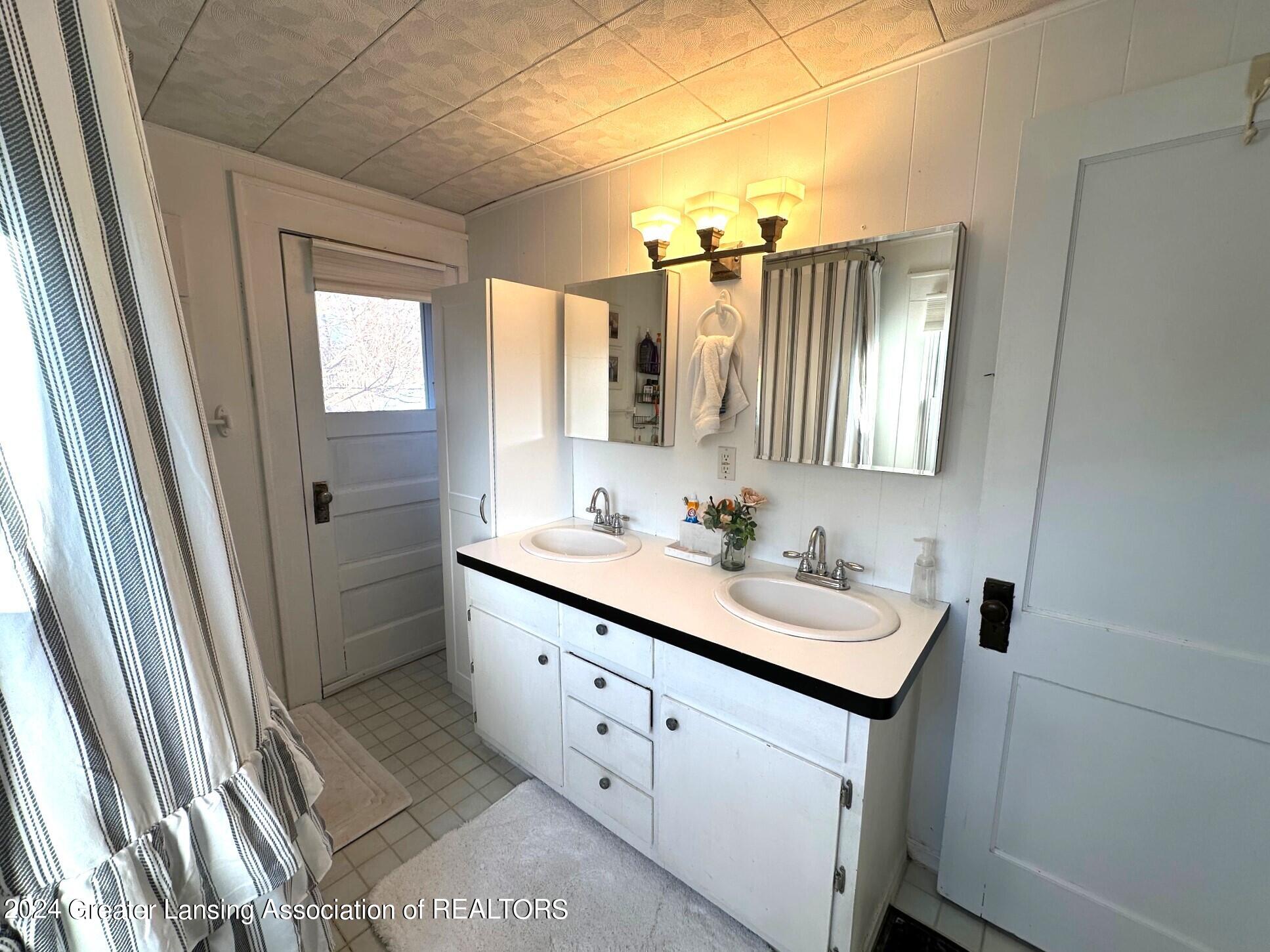 2221 Strathmore Road Lansing, MI 48910 - Photo 17 of 27 IMG_5559
