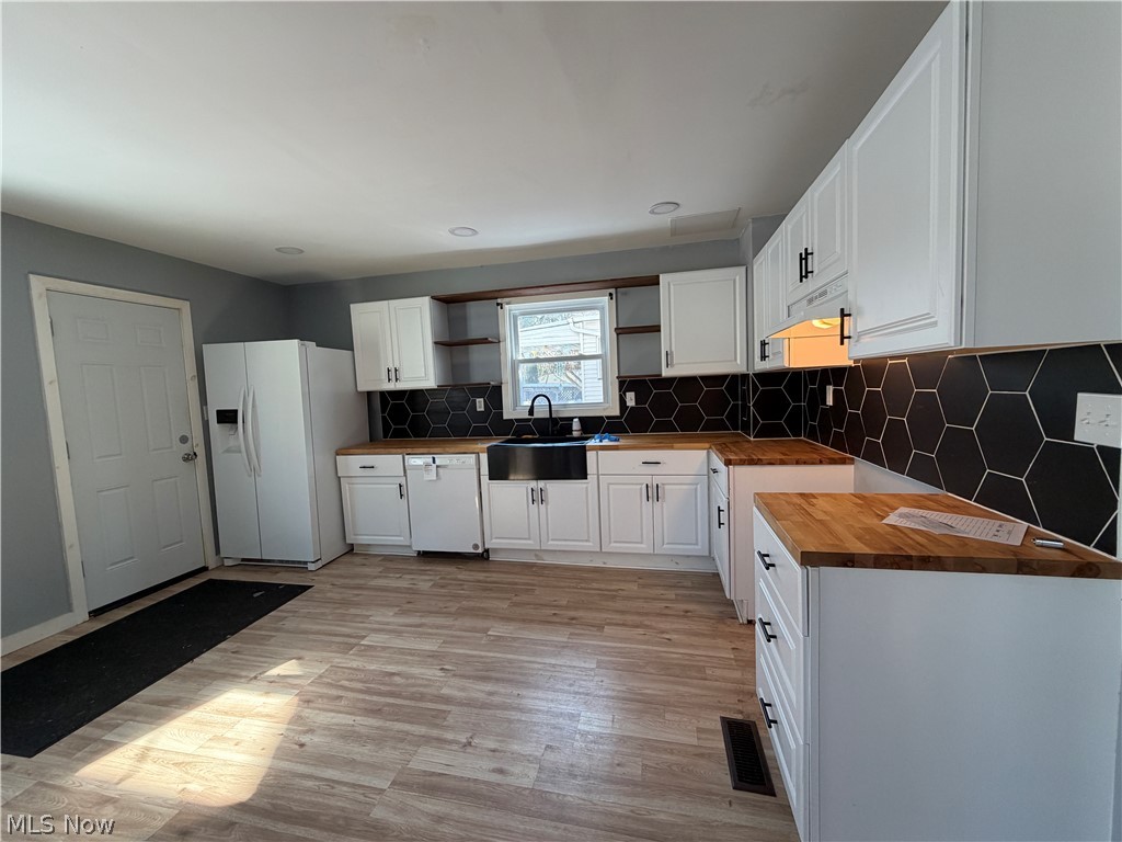951 Roanoke Road Cleveland Heights, OH 44121 - Photo 3 of 25