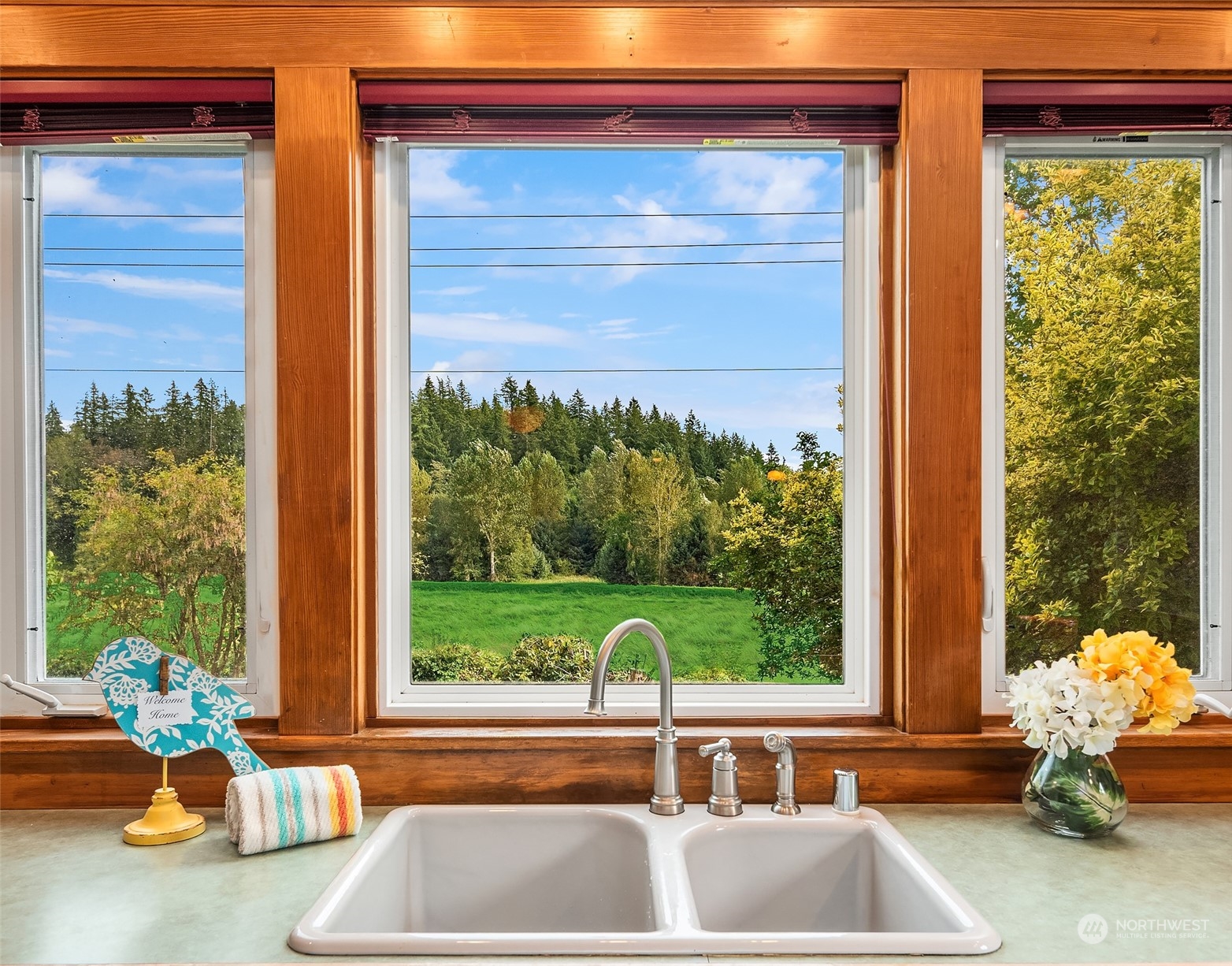 19589 Kelleher Road Burlington, WA 98233 - Photo 12 of 39 a front view of a house with garden