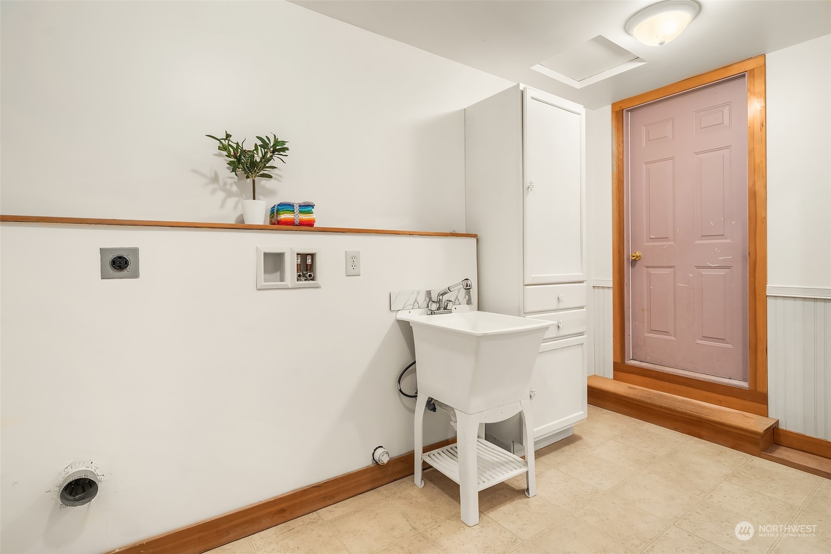 19589 Kelleher Road Burlington, WA 98233 - Photo 20 of 39 a bathroom with a sink and a mirror