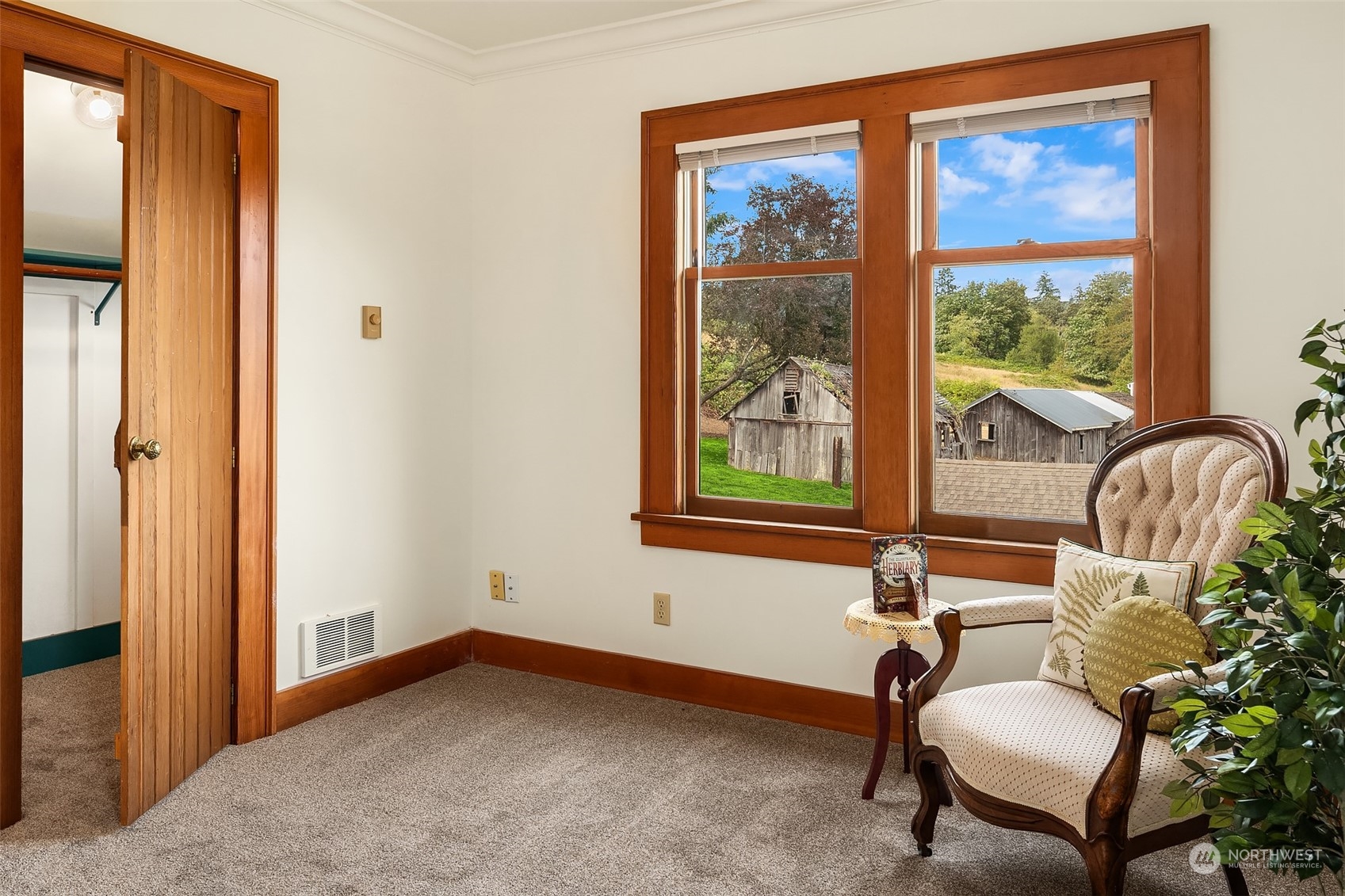 19589 Kelleher Road Burlington, WA 98233 - Photo 23 of 39 a living room with furniture and a window