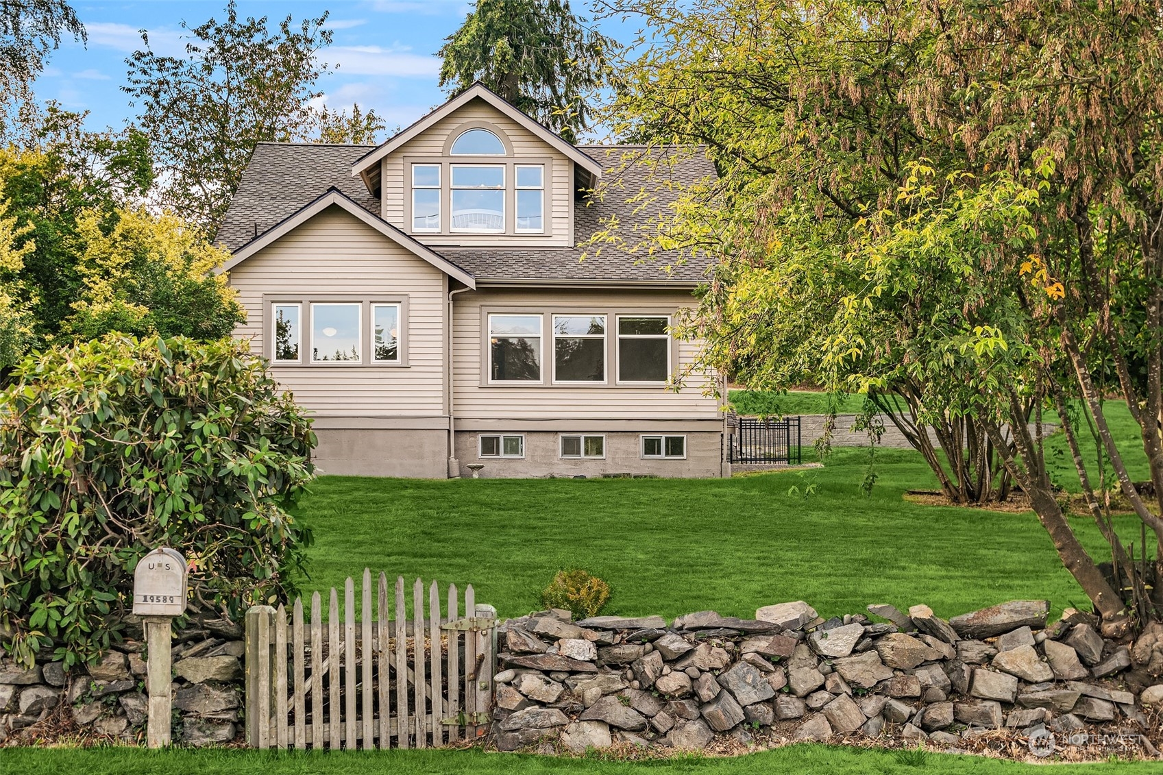 19589 Kelleher Road Burlington, WA 98233 - Photo 3 of 39 a front view of a house with a yard and trees