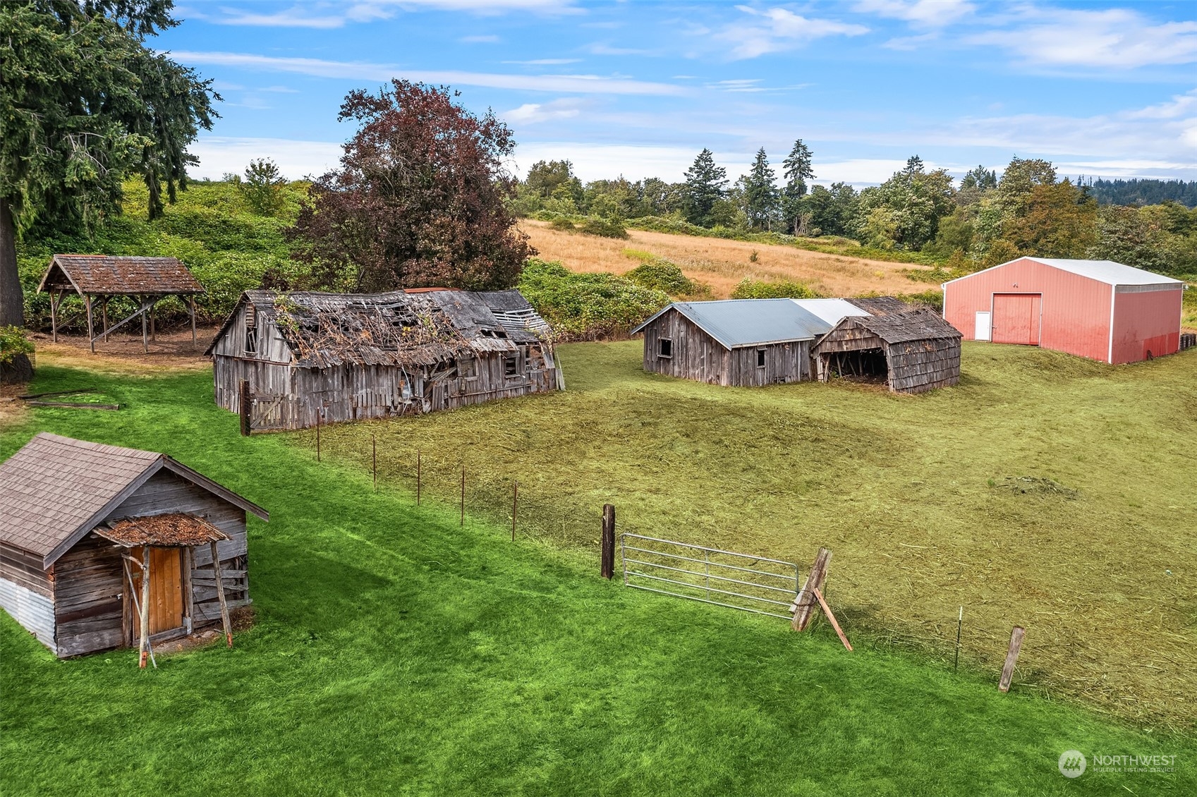 19589 Kelleher Road Burlington, WA 98233 - Photo 32 of 39 a backyard of a house with table and chairs