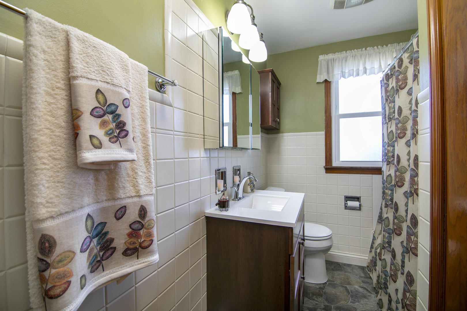 460 South Winfield Avenue Kankakee, IL 60901 - Photo 18 of 28 a bathroom with a sink toilet and shower