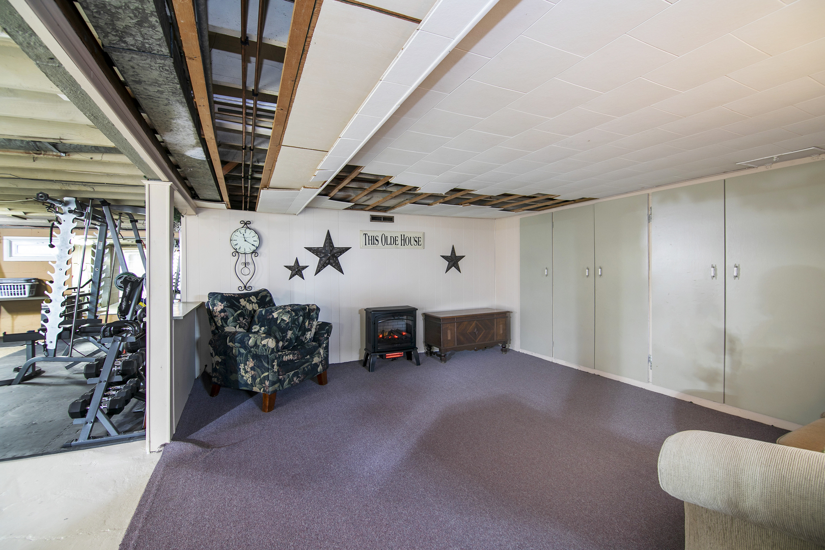 460 South Winfield Avenue Kankakee, IL 60901 - Photo 21 of 28 a view of a livingroom with furniture and a garage