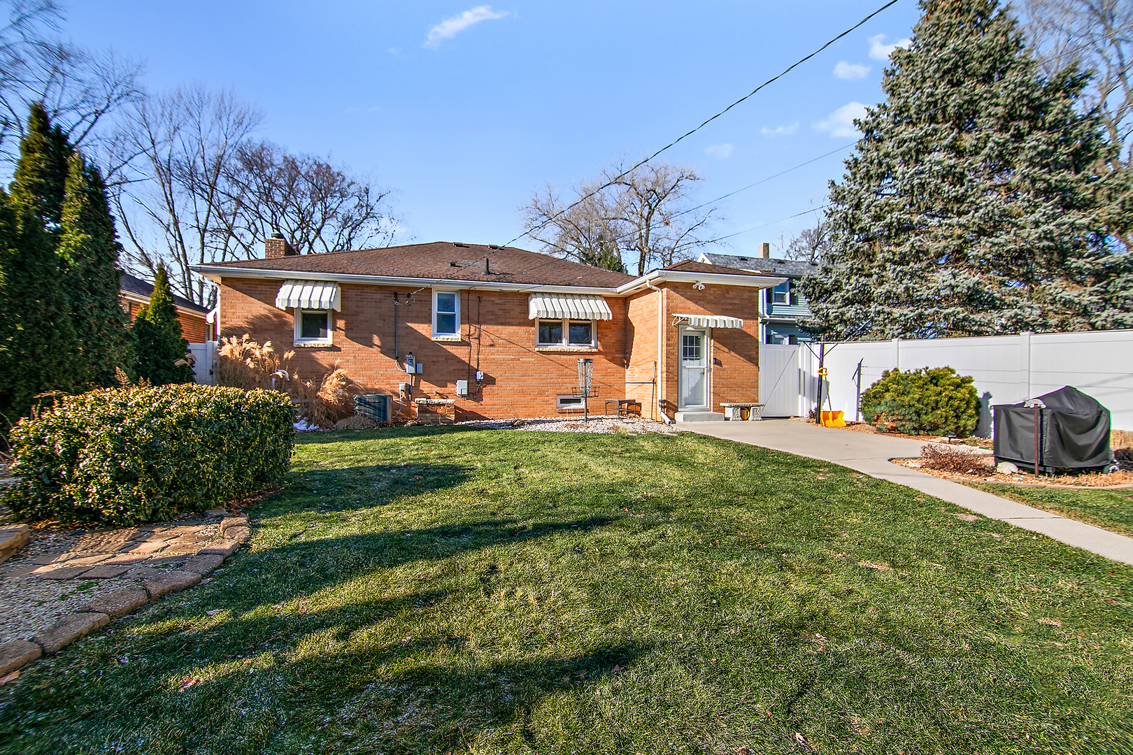 460 South Winfield Avenue Kankakee, IL 60901 - Photo 6 of 28 a front view of a house with garden
