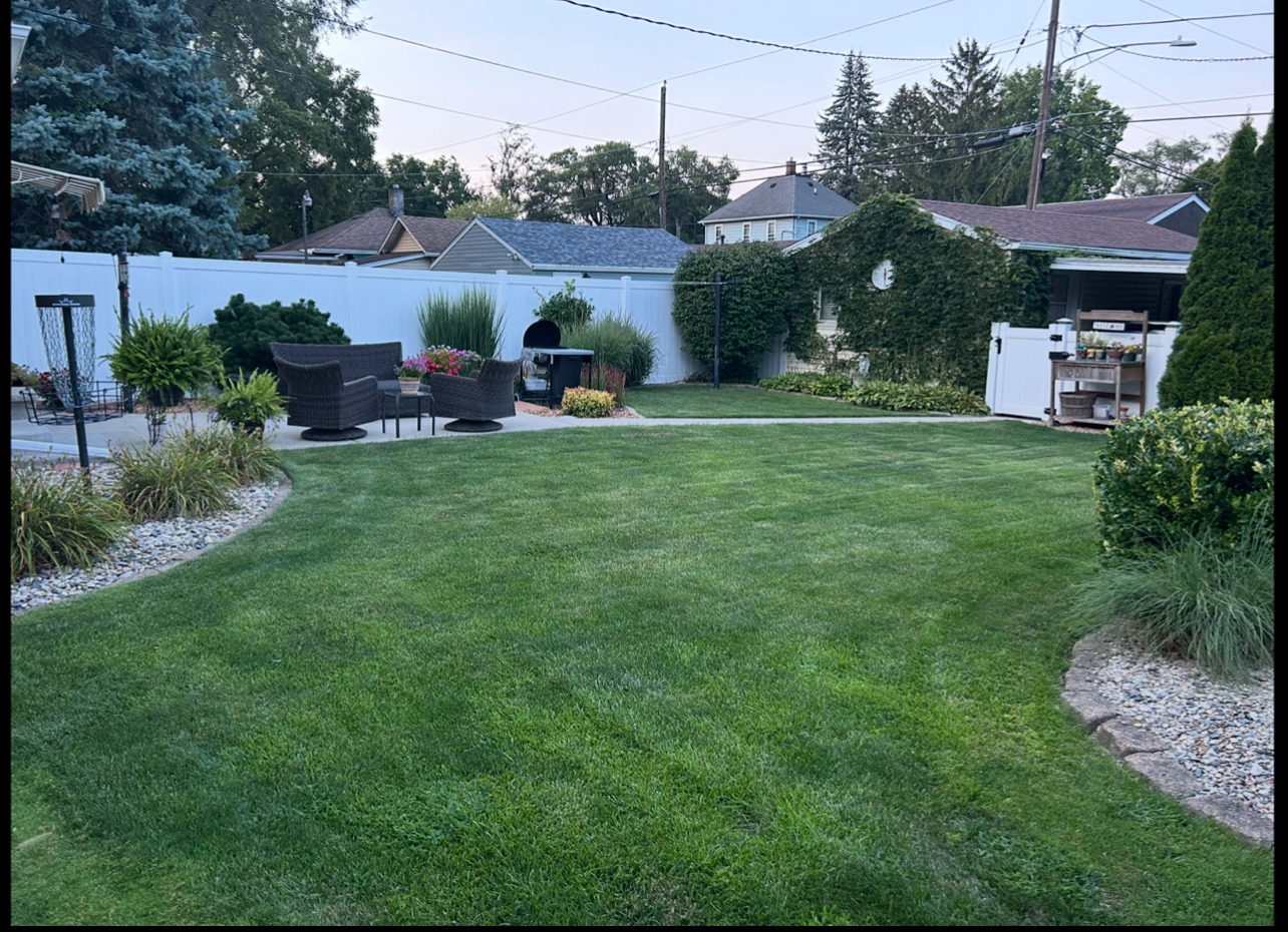 460 South Winfield Avenue Kankakee, IL 60901 - Photo 10 of 28 a backyard of a house with table and chairs