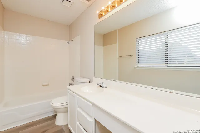 $2,345 | 13406 Forum, Universal City, TX 78148