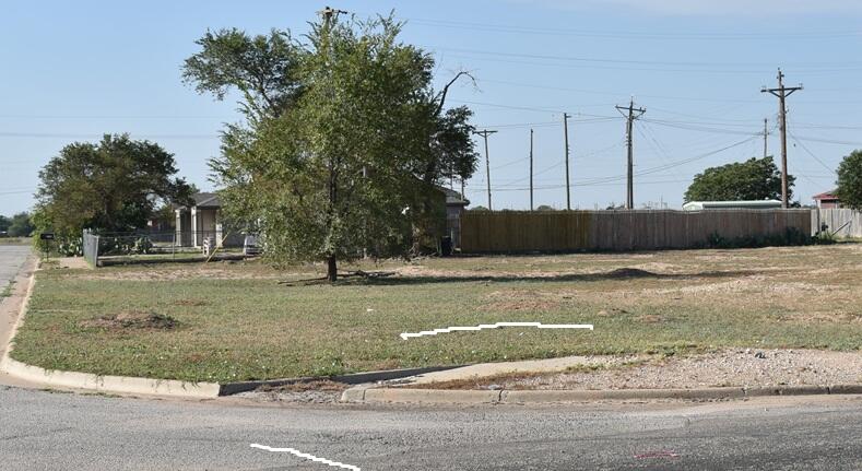 1914 Idalou Road Lubbock, TX 79403 - Photo 3 of 9 a view of a yard