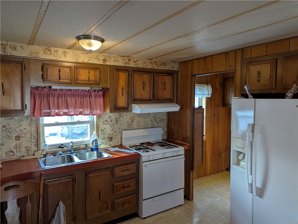 14 Edgewood Drive Ridgeway, NY 14103 - Photo 7 of 15