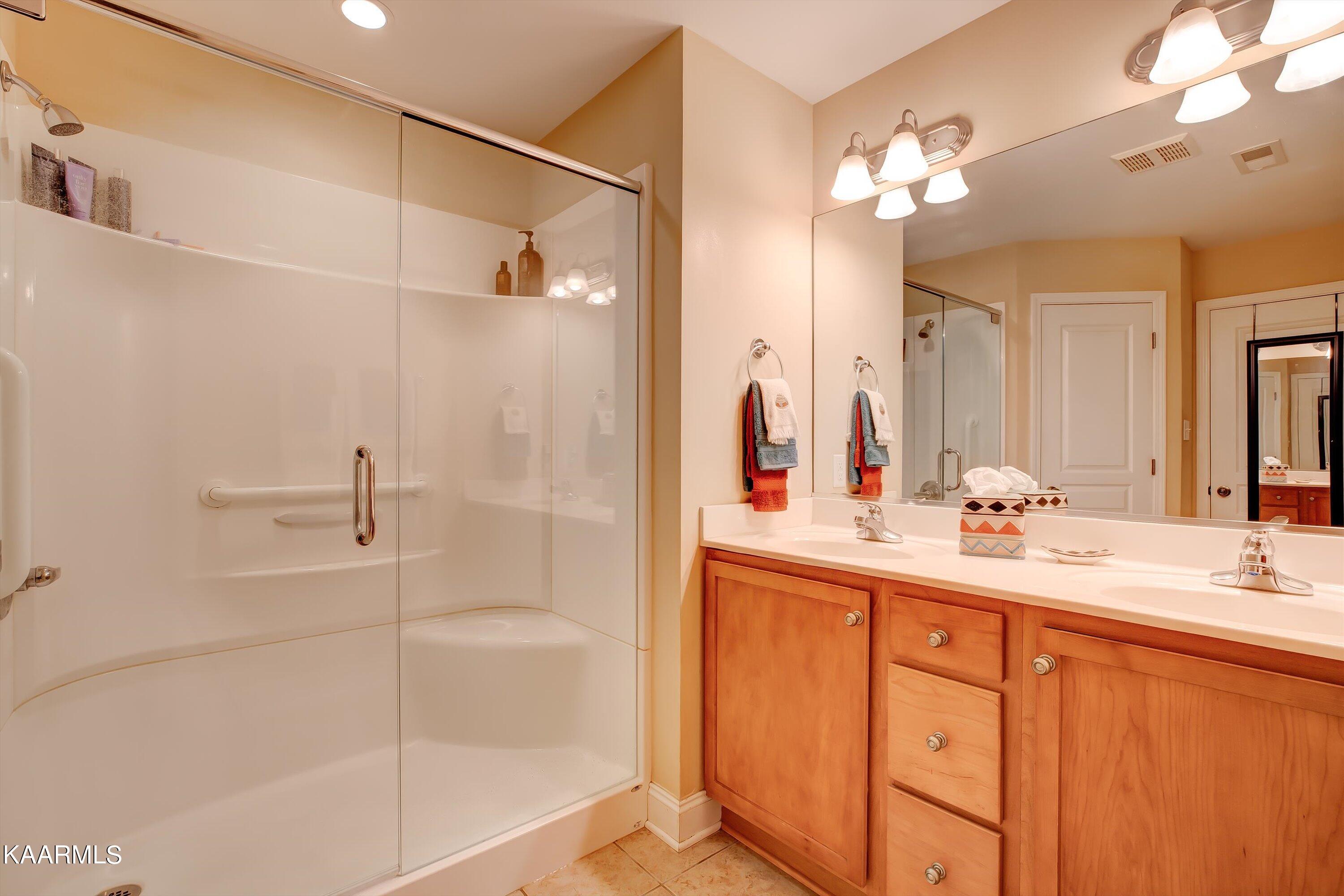 714 Loop Road Knoxville, TN 37934 - Photo 19 of 33 Walk-in Shower
