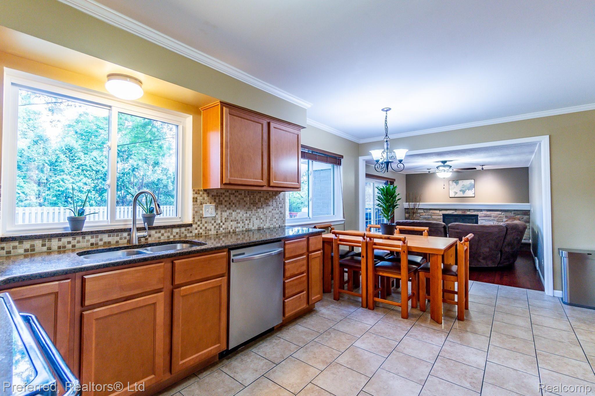 15582 Levan Road Livonia, MI 48154 - Photo 8 of 27 -08.jpg