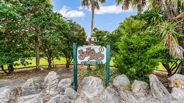 a sign that is on the side of the road