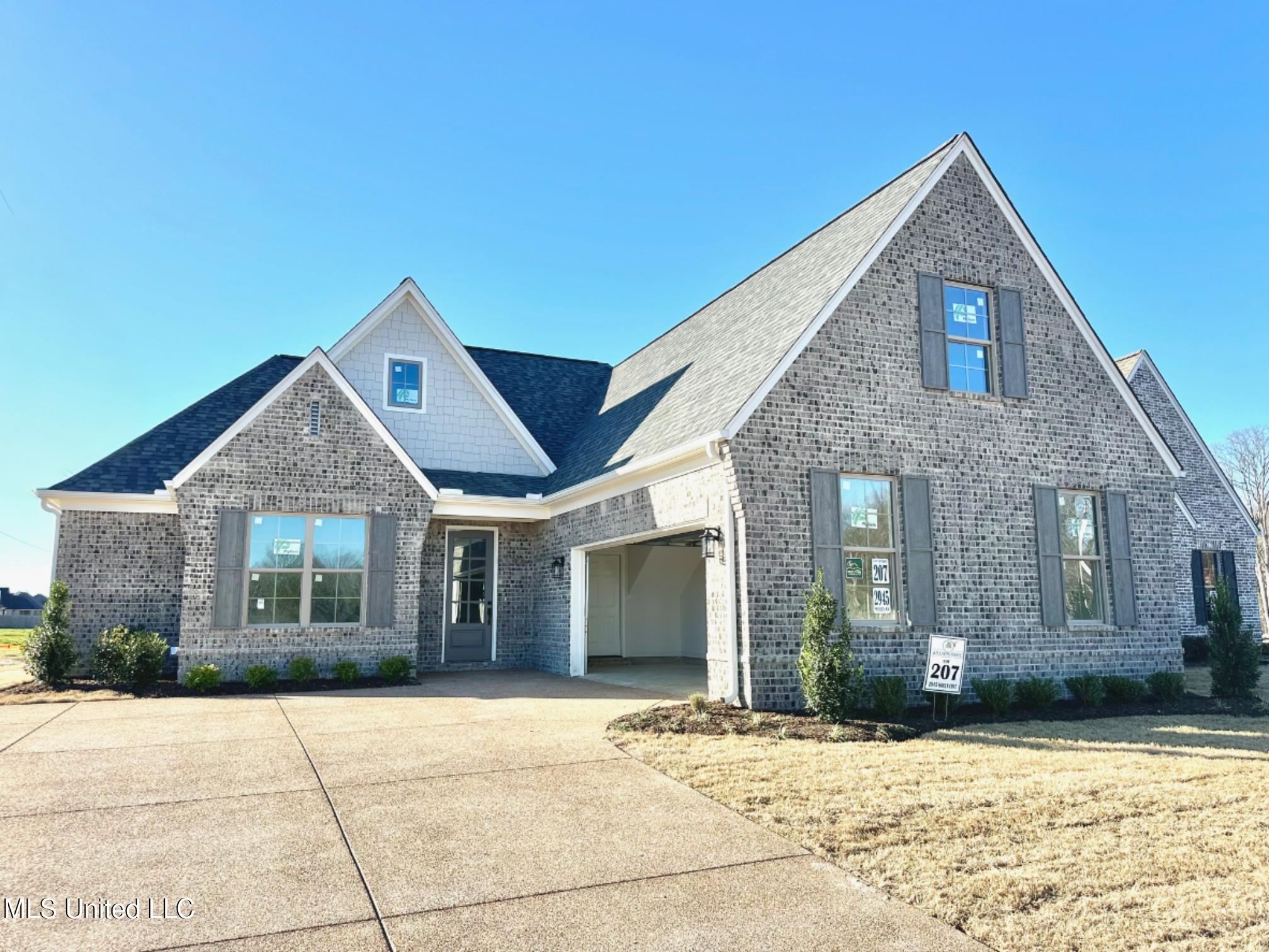 2945 Molly Cove Nesbit, MS 38651 - Photo 1 of 11 Front pic