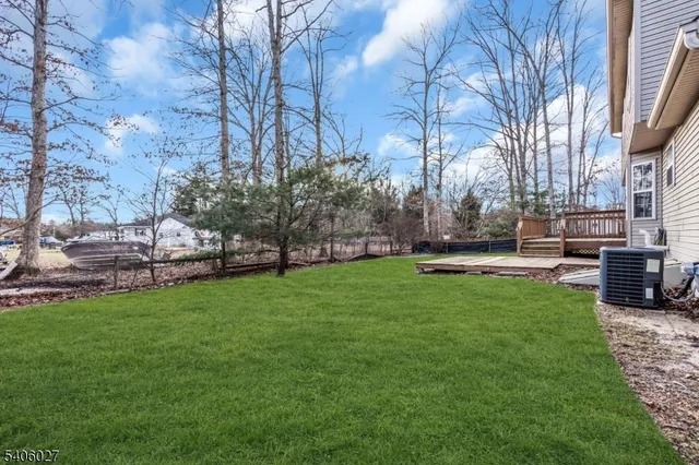 a view of yard with green space