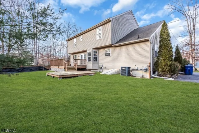 a view of a house with backyard