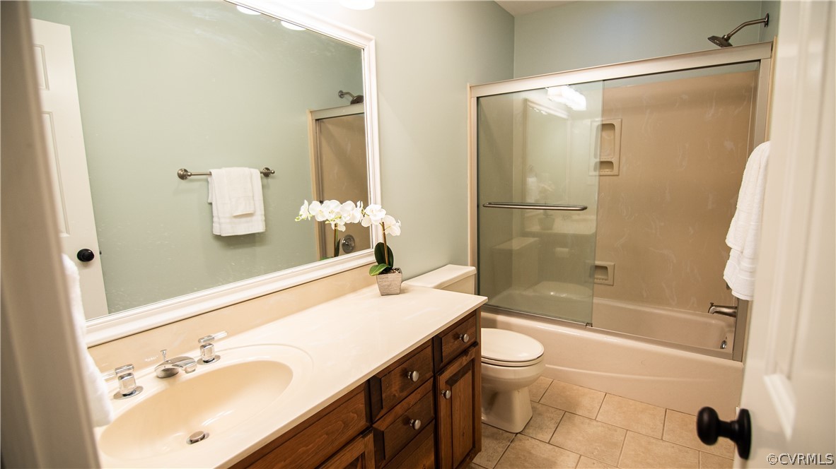 13919 Bayport Landing Road Midlothian, VA 23112 - Photo 34 of 38 Hall Bath with Shower/Tub w Glass Doors